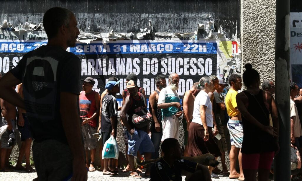 No Rio, Fila Da Fome Reúne Pessoas Sem Teto Em Busca De Comida