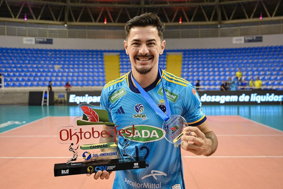 Levantador Rodrigo Ribeiro celebra título Sul-Americano (Foto: Divulgação/Sada Cruzeiro)