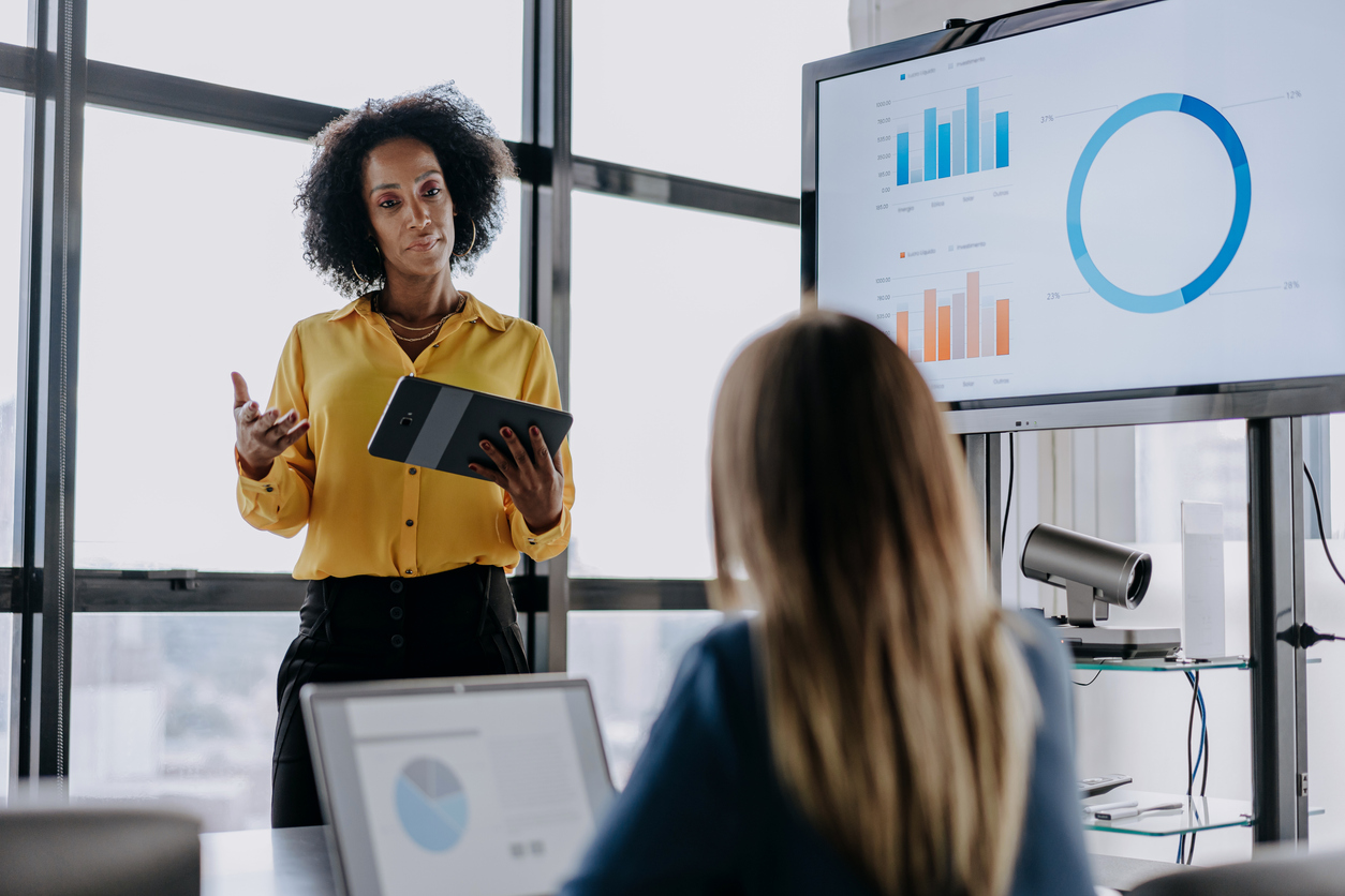 Mulher de negócios apresentando projeto na empresa