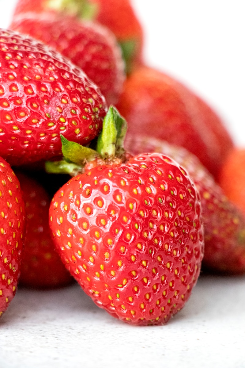 red strawberries in close up photography