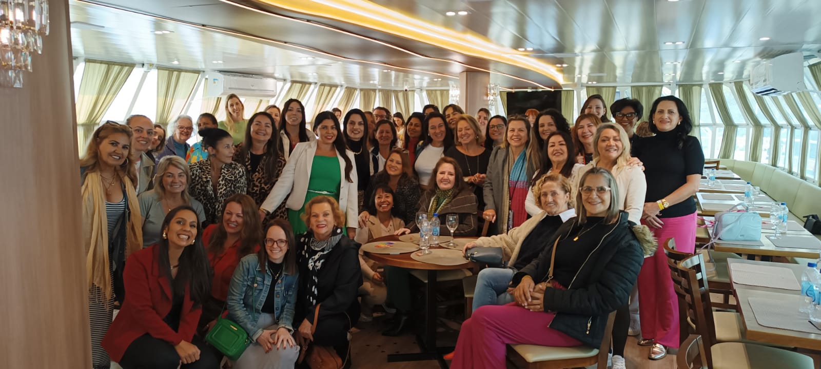 Mais De 30 Mulheres Reunidas No Encontro Que Discutiu O Amor Próprio Realizado No Catamarã Iv