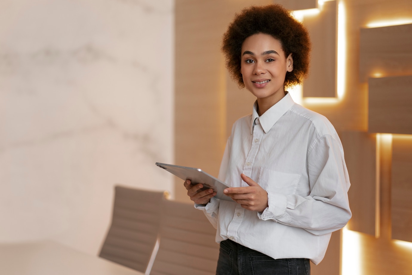 Economista Feminina De Tiro Medio Segurando O Tablet 23 2150167239[1]