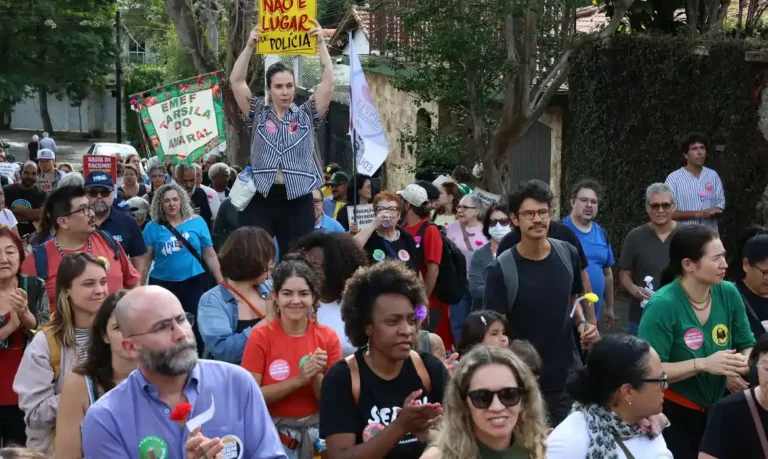Manifestantes protestam contra entrada de PMs armados em escola de SP