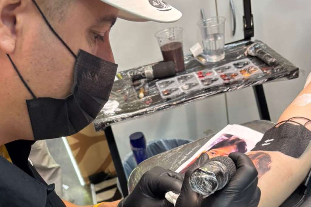 Gustavo Tattoo utilizando o equipamento / Divulgação Matsuda Press