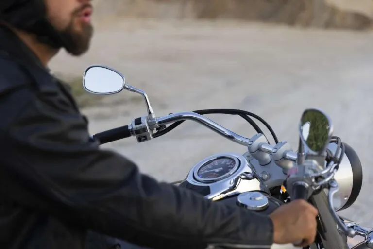 https://br.freepik.com/fotos-gratis/vista-lateral-homem-andando-de-moto_69339045.htm#fromView=search&page=1&position=29&uuid=376d6880-1973-417a-8b6d-294a91a9f3d2&query=monitoramento+de+motos